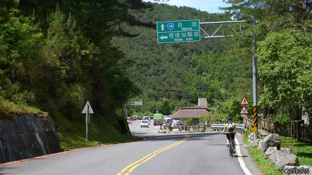 我們騎單車,我們遇見玉山。