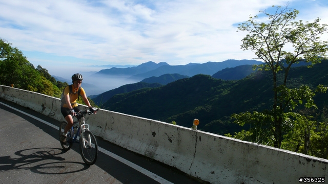 我們騎單車,我們遇見玉山。