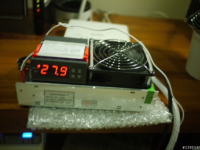 夏日炎炎-致冷水冷機開箱(1.5呎魚缸 )