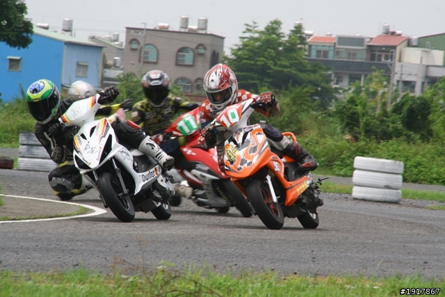 別人拔蘿蔔我拔雷田車