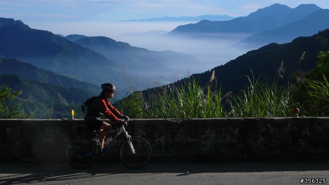 我們騎單車,我們遇見玉山。