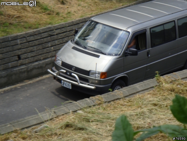 目擊桃園縣八德市中路復育公園有人棄養小黑狗