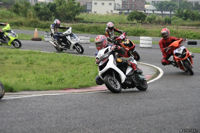 別人拔蘿蔔我拔雷田車