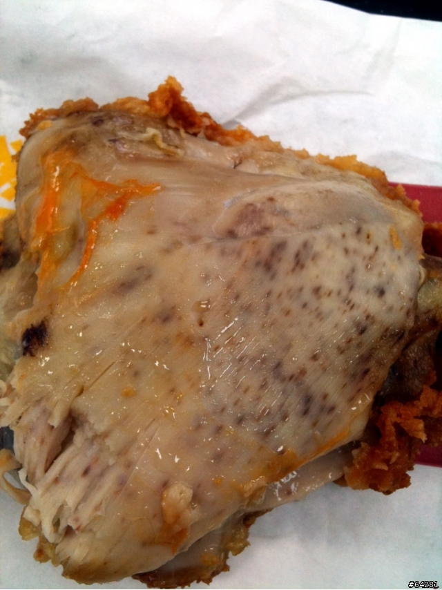 有人知道這塊麥脆雞發生甚麼事情嗎??