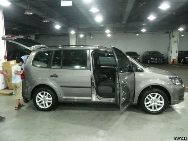 2011年款Touran 1.6TDI 金屬深灰X9開箱囉!(8/8日更新,加裝車頂行李架)