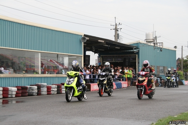 別人拔蘿蔔我拔雷田車