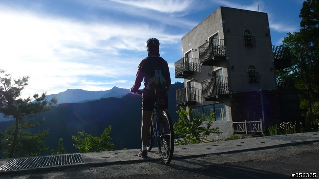我們騎單車,我們遇見玉山。