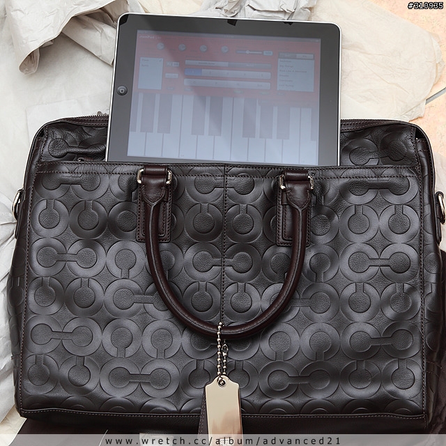 Coach 2011年全牛皮Logo壓紋電腦包(公事包)~~(也歡迎男生Coach包都來分享)