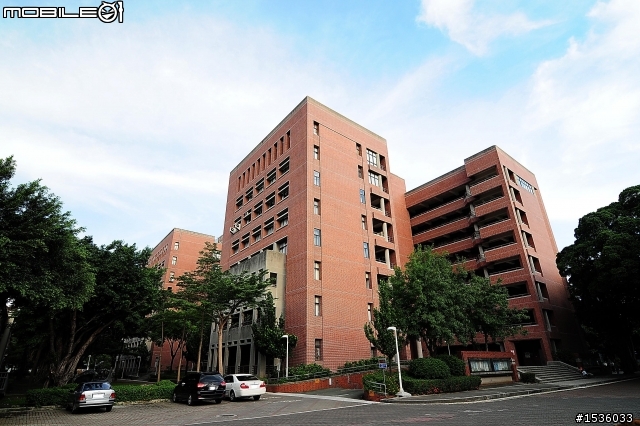 原本美好的一天,高雄臨港線、甲蟲店、成大、印度美食,卻"碰"在高速公路被後車追撞。