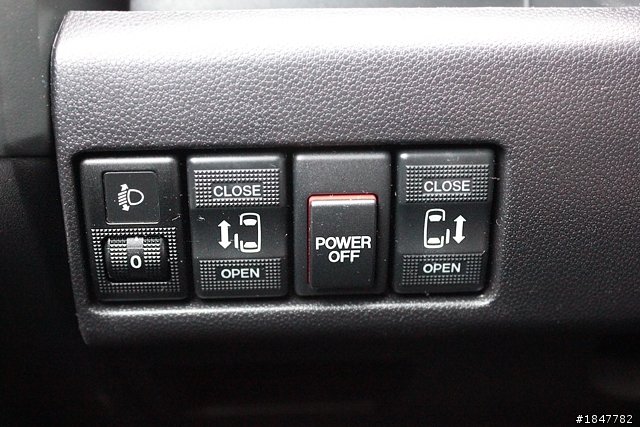 Mazda5開箱趣~ TMD六月交車竟然加送iPad2!!