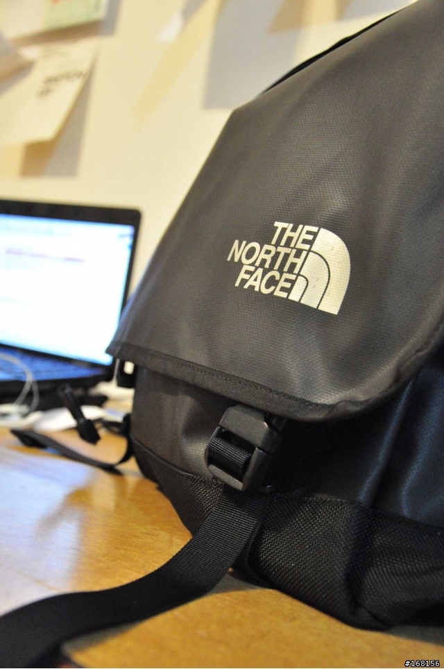 窮學生的好物--the north face 平價郵差包