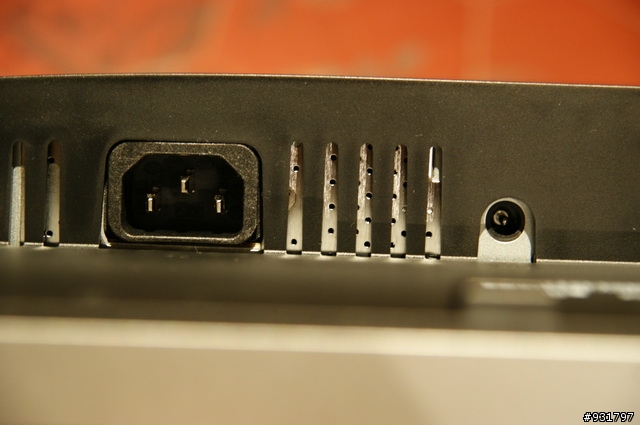 《圖已補完》Dell U2412M 開箱
