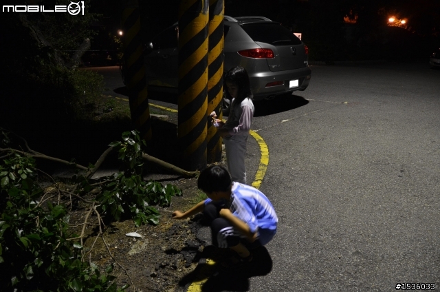 路燈、Luxgen SUV、平凡的夜晚,卻是我家的親子時間。