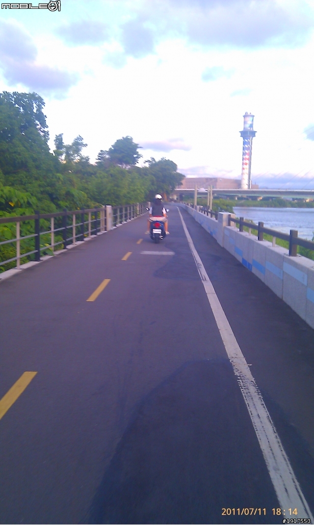 腳踏車步道往淡水沿途挖馬路怎麼都沒有護欄