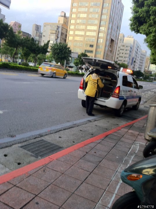 遇到計程車連撞兩隻小狗後加速逃逸