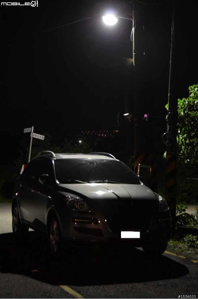 路燈、Luxgen SUV、平凡的夜晚,卻是我家的親子時間。