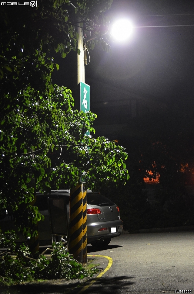路燈、Luxgen SUV、平凡的夜晚,卻是我家的親子時間。