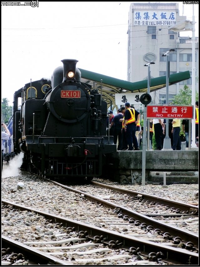 騎機車拍集集線復駛100/06/30-07/08試運轉..07/09正式復駛並舉行為期一個月的2011集集火車好多節