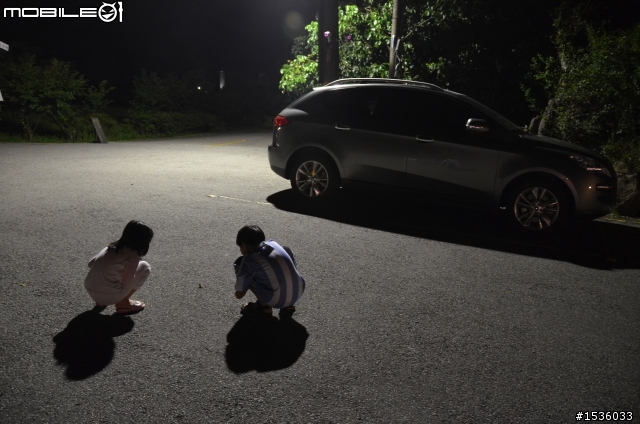 路燈、Luxgen SUV、平凡的夜晚,卻是我家的親子時間。