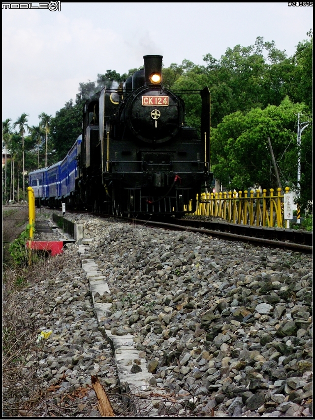 騎機車拍集集線復駛100/06/30-07/08試運轉..07/09正式復駛並舉行為期一個月的2011集集火車好多節