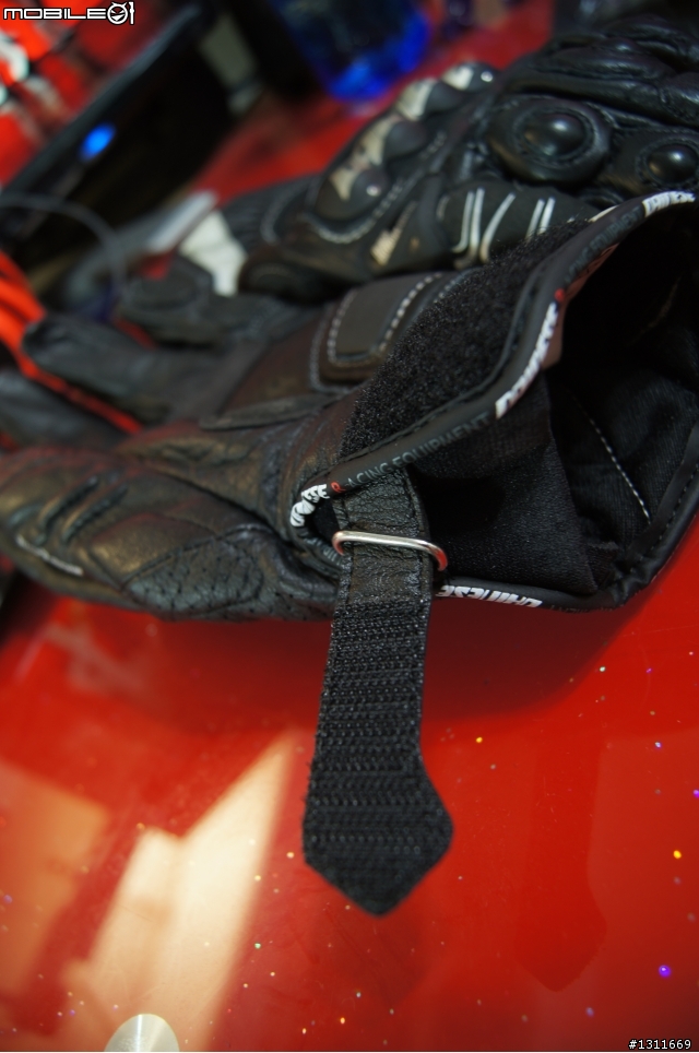 (開箱)DAINESE GUANTO 4-STROKE 短手套