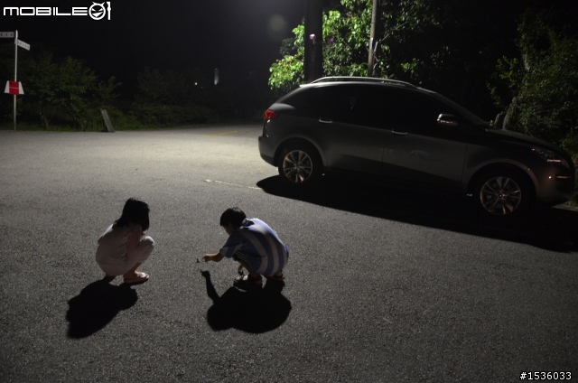 路燈、Luxgen SUV、平凡的夜晚,卻是我家的親子時間。