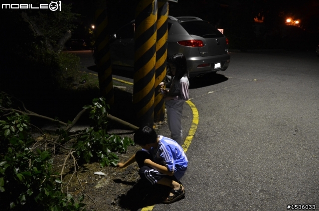 路燈、Luxgen SUV、平凡的夜晚,卻是我家的親子時間。