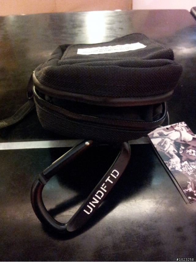 I9100的新家 UNDEFEATED 帆布小掛包
