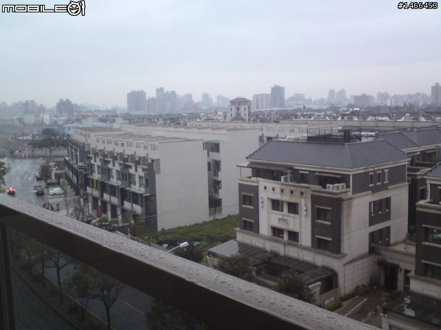 請問這樣的陽台要如何加強安全並能通過管委會審核