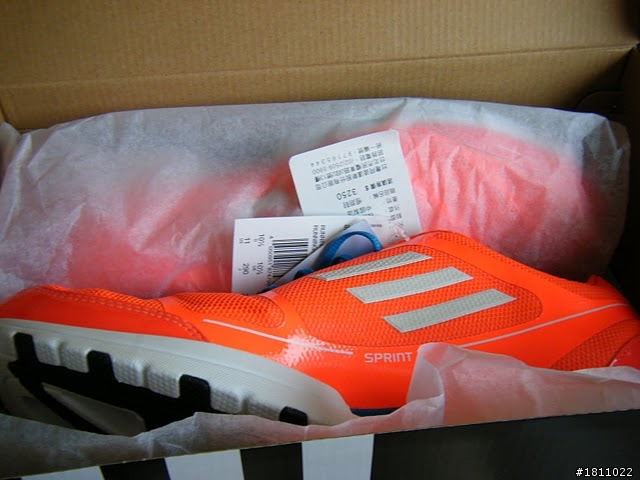 小白小白的跑步MURMUR紀-- adizero feather M開箱照完成惹 ! 鞋測文要燒等嘿