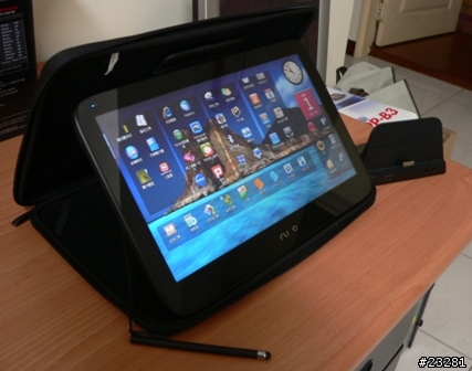 我還是要Win 7的平板電腦~~ruvo Avox AT11 Windows 7 Tablet PC