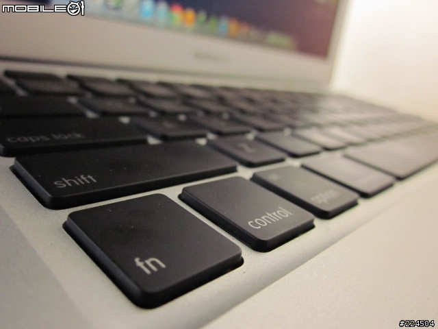 Macbook Air 13’ 開箱文+心得文 + iPad 電子書、影片整合