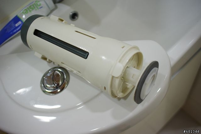 馬桶漏水問題以及推窗的把手購買?