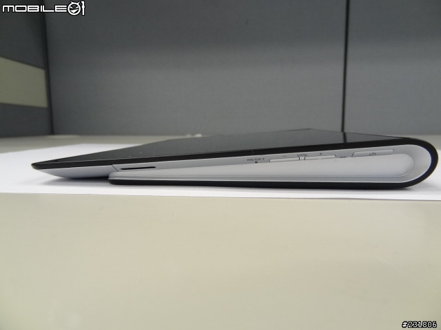 SONY Tablet S 16G and 日本Sonystyle 限定吉田包 (9/30) 新增原廠攜行包比較