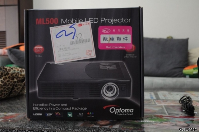 不專業~開箱文~奧圖碼OPTOMA ml500微型投影機~500流明~~