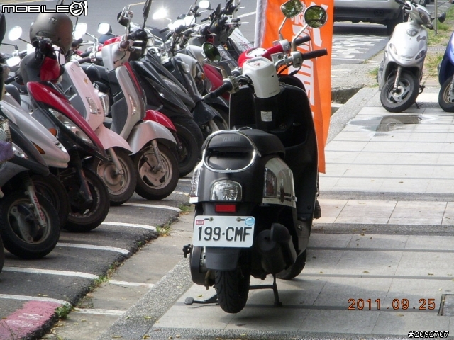這個社區真好 , 門口可以亂停車