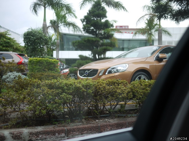 (2次賞開箱) 快要HOLD不住的兩台車 一黑一金 老婆還HOLD的很住