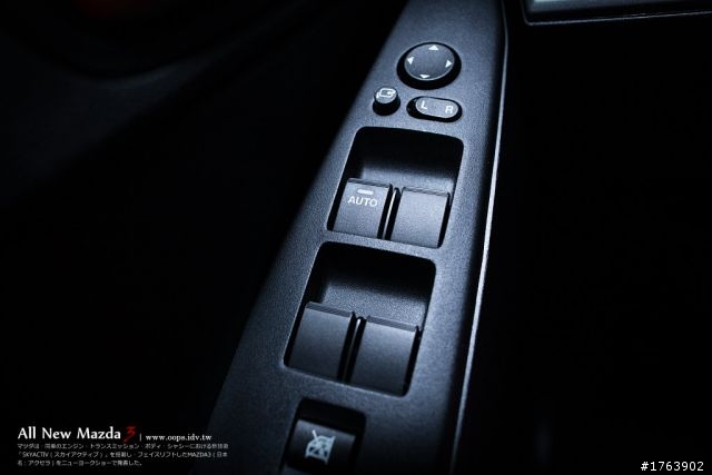 Mazda 3 5D 鐵灰 1.6 開箱