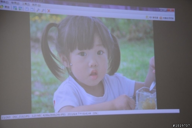 不專業~開箱文~奧圖碼OPTOMA ml500微型投影機~500流明~~
