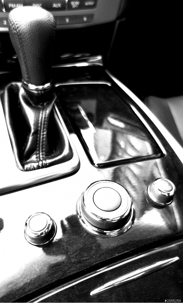 Reflections: 2012 Infiniti M luxury edition/ fm the details and lines in black/ 體感分享