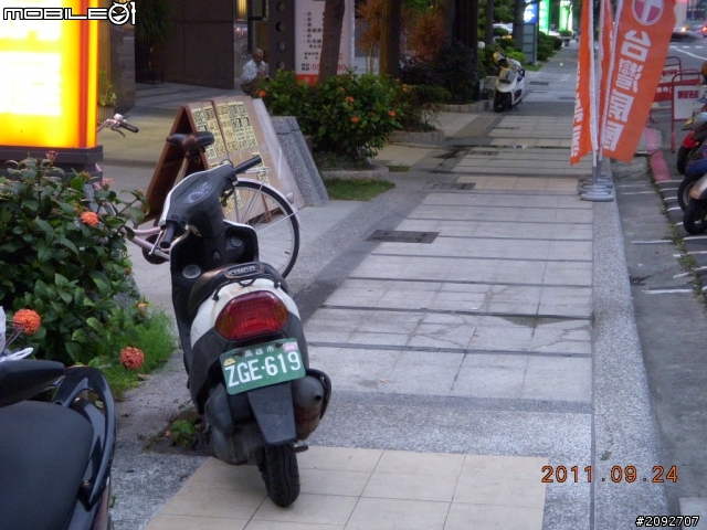 這個社區真好 , 門口可以亂停車