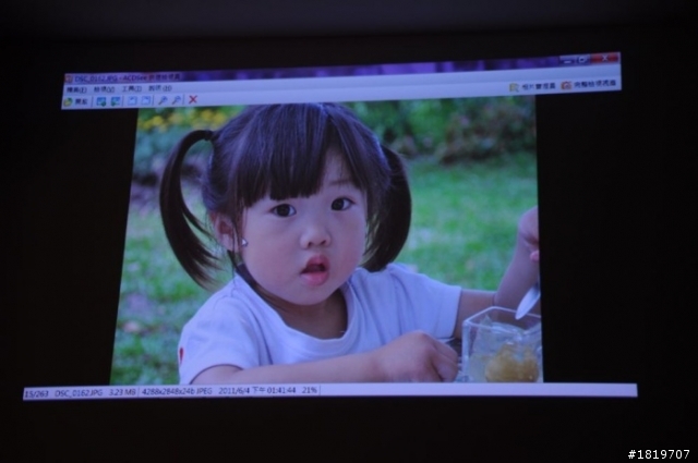 不專業~開箱文~奧圖碼OPTOMA ml500微型投影機~500流明~~