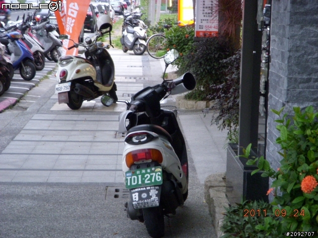 這個社區真好 , 門口可以亂停車