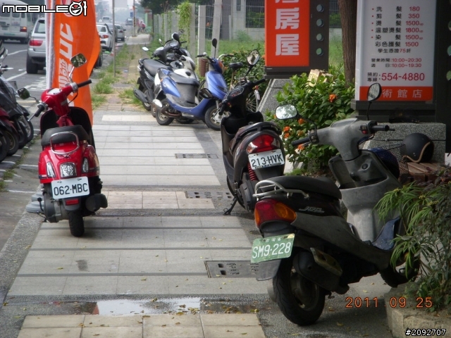 這個社區真好 , 門口可以亂停車