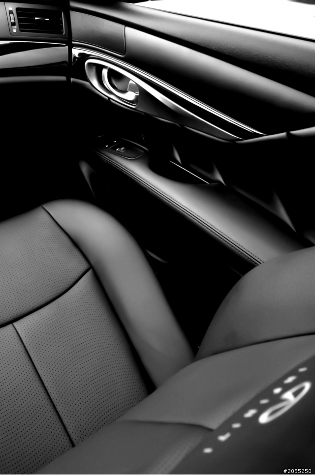 Reflections: 2012 Infiniti M luxury edition/ fm the details and lines in black/ 體感分享