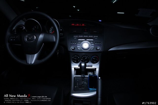 Mazda 3 5D 鐵灰 1.6 開箱
