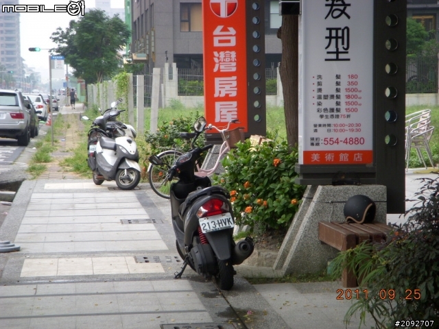 這個社區真好 , 門口可以亂停車