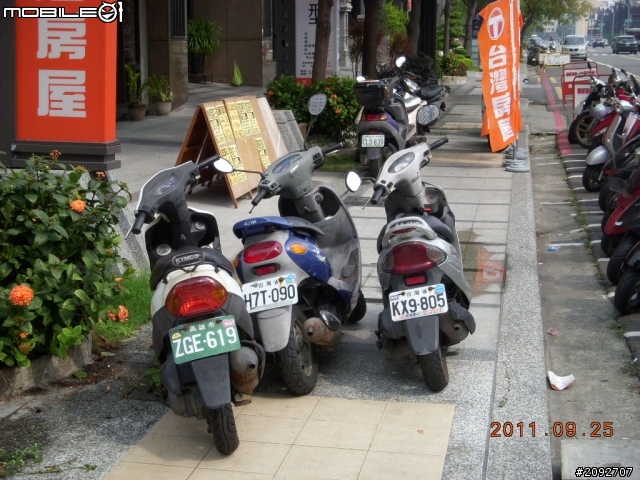 這個社區真好 , 門口可以亂停車