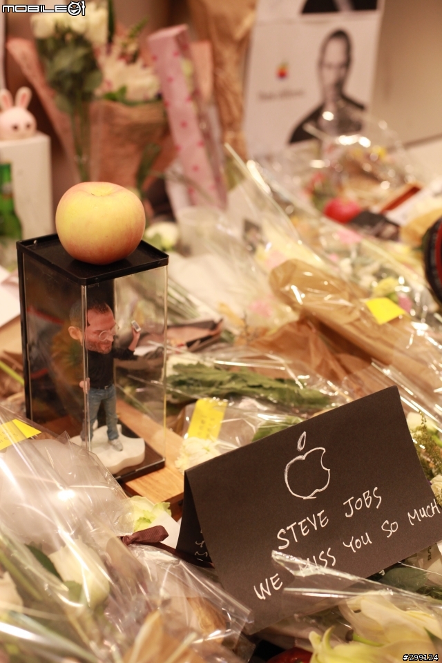 去香港直營店體驗Genius,也看到悼念的現場