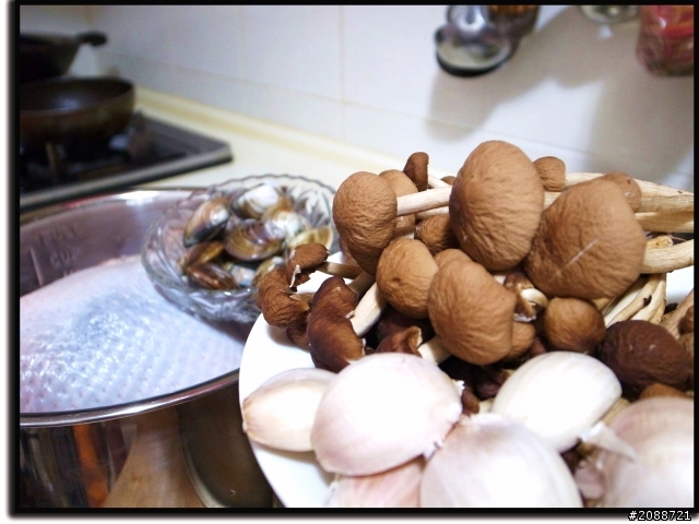 天涼囉~來鍋雞湯吧! 【柳松菇蛤蠣雞湯】